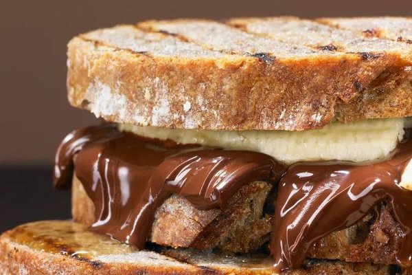 Leyla Tost (chocolate and banana panini).                    
غذای خیابانی ویژه در استانبول که باید امتحان کنید